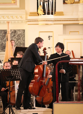 Томаш Дарох (виолончель, Польша) благодарит дирижера Ка Чун Вонга